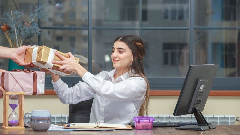 Ide Tukar Kado Seru di Kantor yang Wajib Kamu Coba