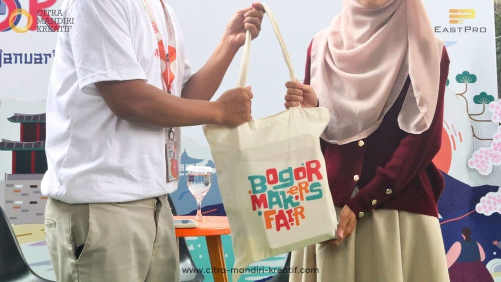 Fakta Seru di Balik Hobi Mengoleksi Merchandise Event